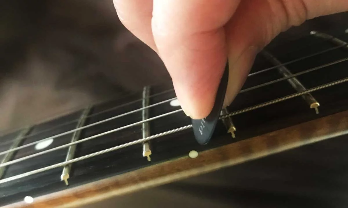 ピックスクラッチ ‐ 巻き弦をピックで擦るテクニック | ギター辞典 by ギタコン