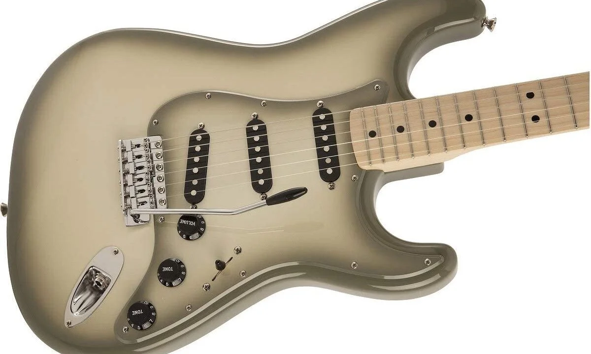 Fender Stratocaster エレキギター クリーム色 アンティグア