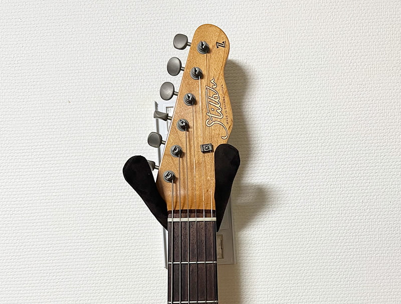 ギターハンガー用カバー・DRESS UP HANGER COVERをギター用壁掛けハンガー壁美人に装着