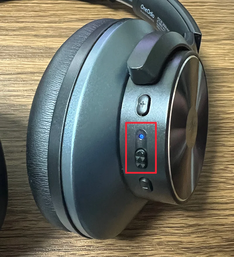 ヘッドホン：OneOdio「A10」の電源ボタン