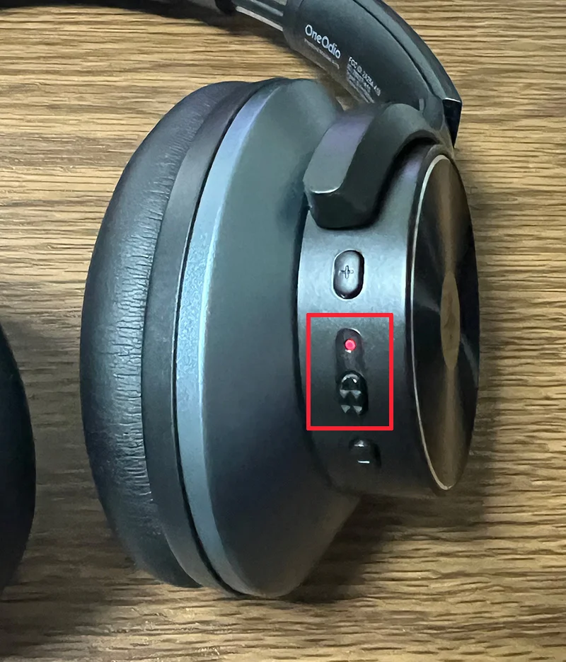 ヘッドホン：OneOdio「A10」の電源ボタン