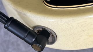 テレキャスター・シンラインのジャックプレートにL型プラグを挿した様子