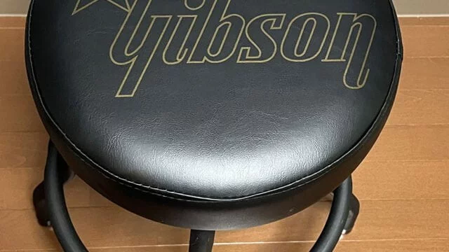 組み立て後のGIBSON Premium Playing Stool, Star Logo