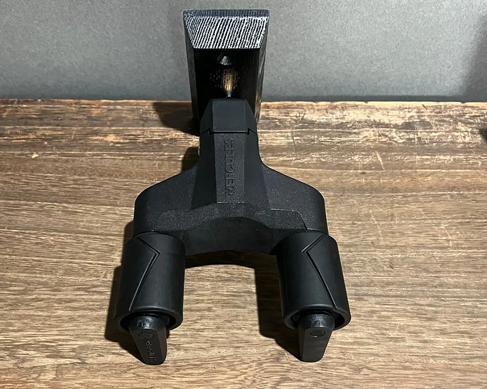 ギターハンガー HERCULES GSP38WBK-PLUSにアタッチメントのNINAを取り付けた状態