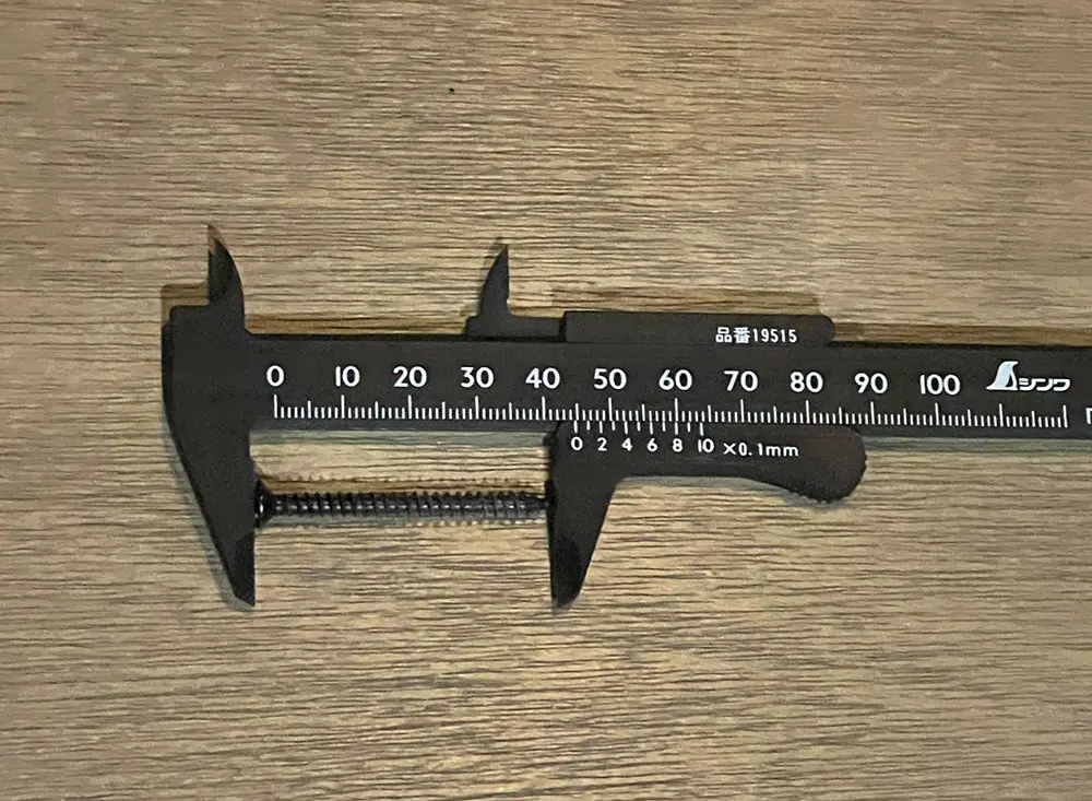 ギターハンガー HERCULES GSP38WBK-PLUSの付属品の木ネジ