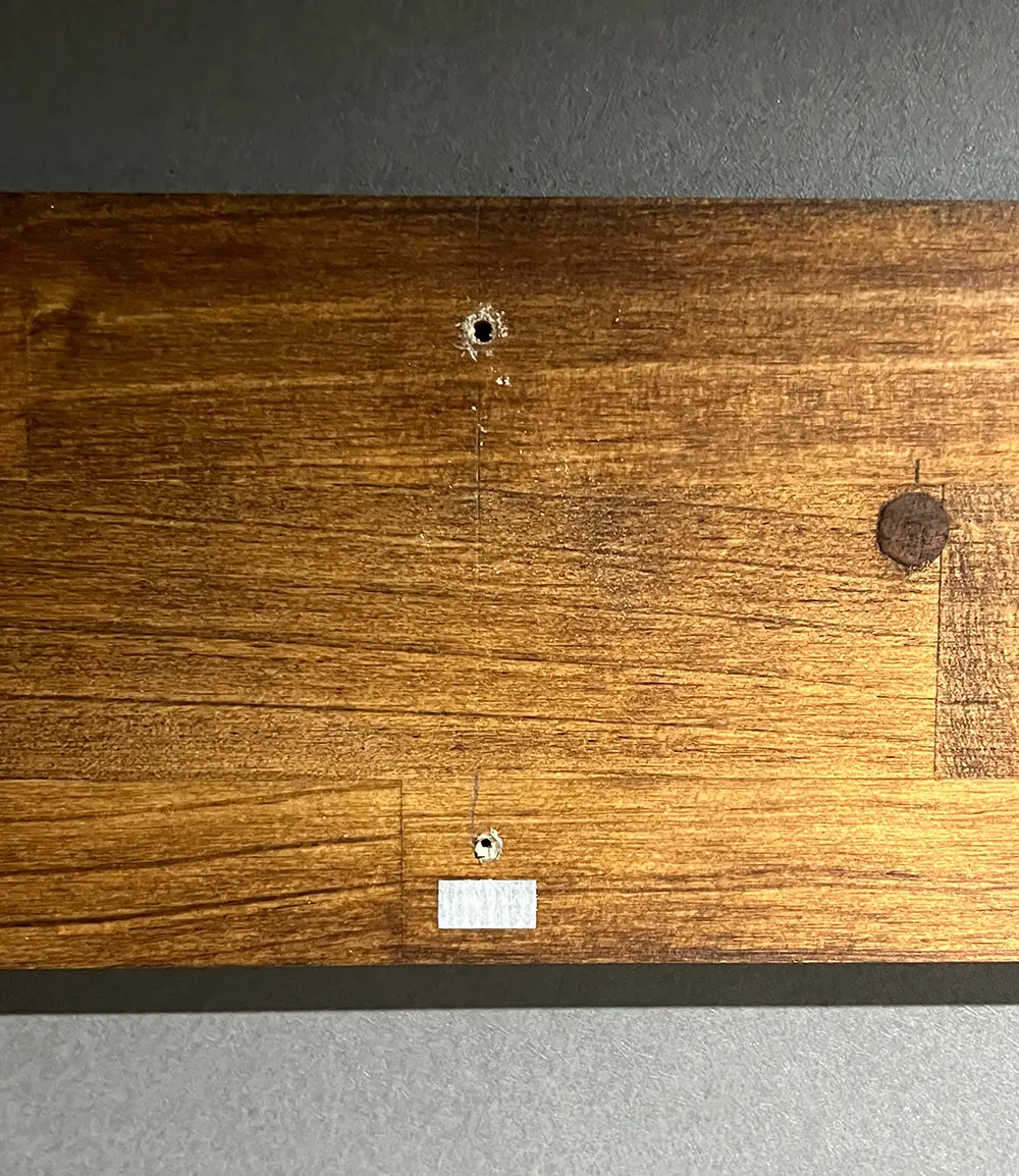 ギター壁掛け用の板の設置用の穴を開けた状態