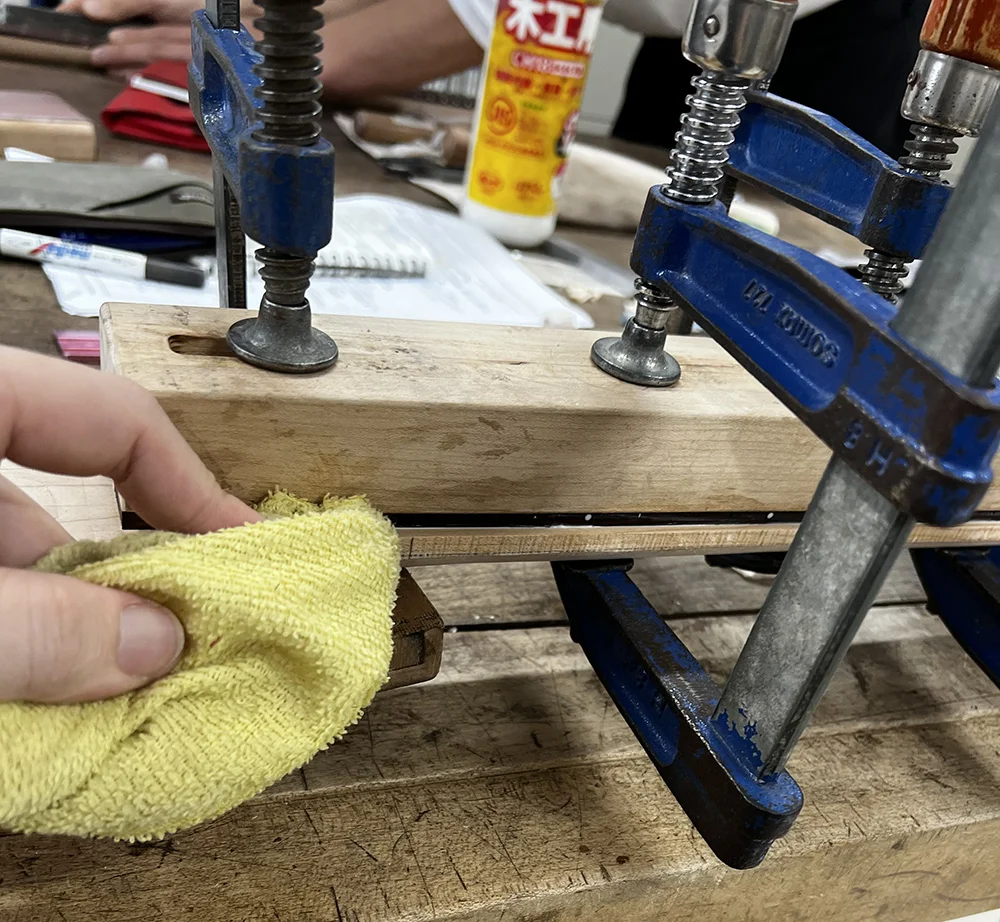 濡れ雑巾で余分な木工用拭き取り