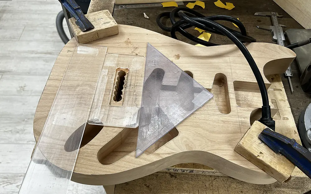 ギターボディのトレモロ貫通ザグリの治具をセット