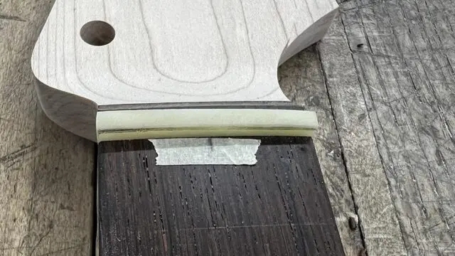 ギターネックにナットを接着した状態