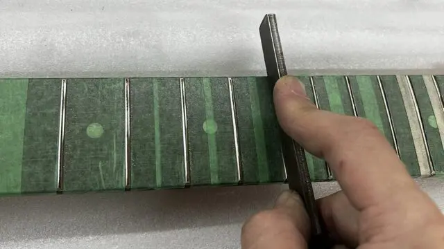 フレットヤスリでギターフレットの角を落とす作業