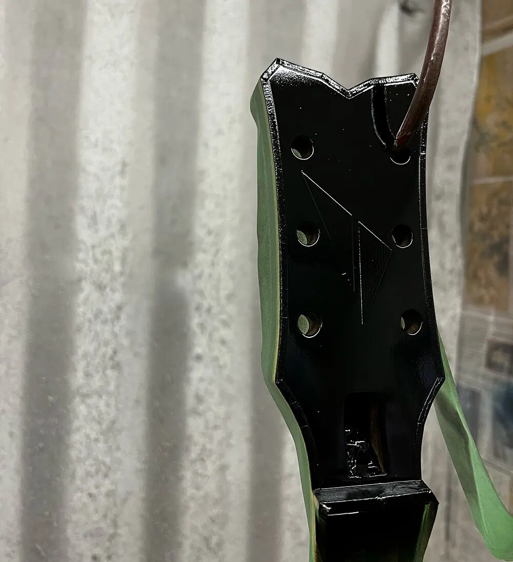 セットネックギターのヘッドを黒に着色