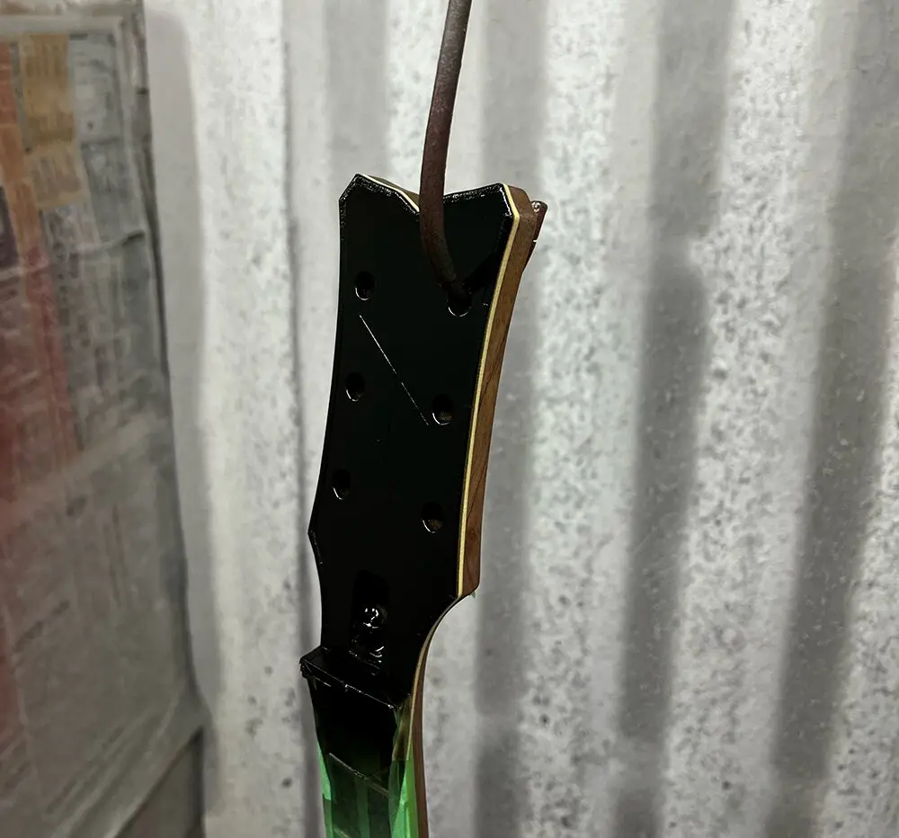 セットネックギターのヘッドを黒に着色