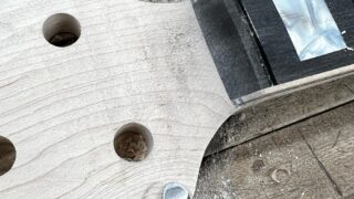 5弦ベースのヘッドの段差を丸ノミで削っているところ
