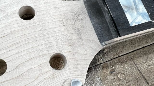 5弦ベースのヘッドの段差を丸ノミで削っているところ