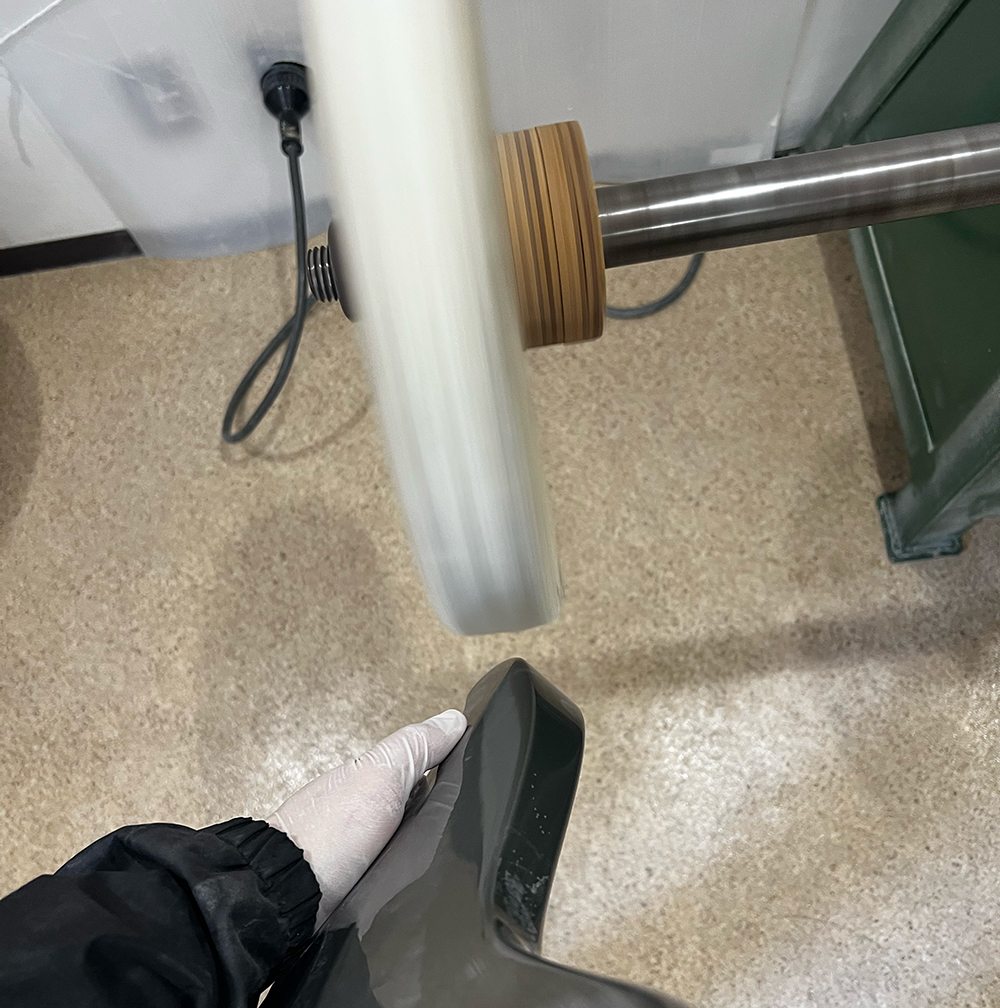 5弦ベースのボディにバフがけをしているところ