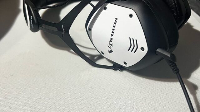 電子ドラム用ヘッドホンRoland「VMH-D1」の本体にケーブルを接続