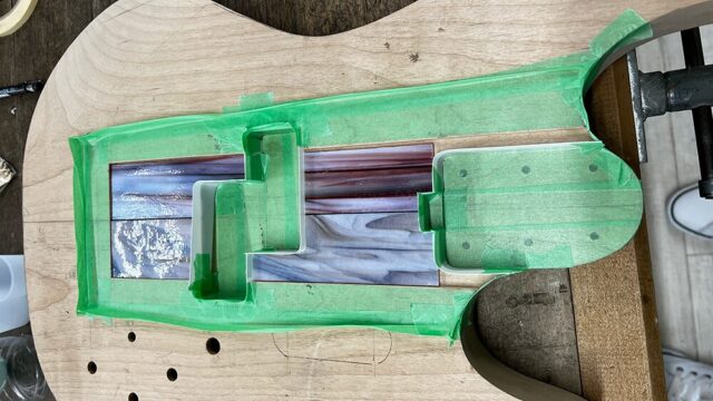5弦ベースのボディの中央に埋め込んだアンティークガラスの上にレジンを流し込む準備