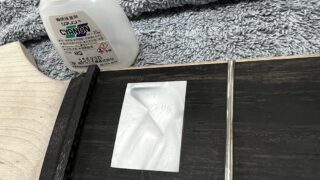 5弦ベースにナットを接着したところ