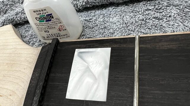 5弦ベースにナットを接着したところ