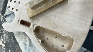 5弦ベースのボディのバック面を#150のサンドペーパーで生地調整