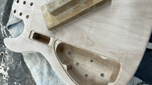 5弦ベースのボディのバック面を#150のサンドペーパーで生地調整