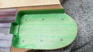 5弦ベースのネックポケットに塗装のためのマスキングを貼り終わったところ