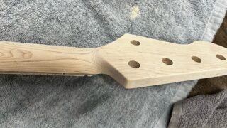 5弦ベースのネックのボリュートの中央部分をフェイドアウトに加工