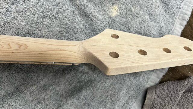 5弦ベースのネックのボリュートの中央部分をフェイドアウトに加工