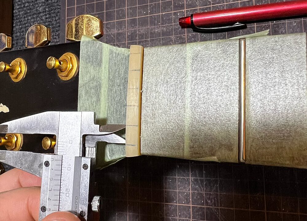 K.Yairiのアコースティックギター「LO-90-N」のナットの溝の幅を罫書き