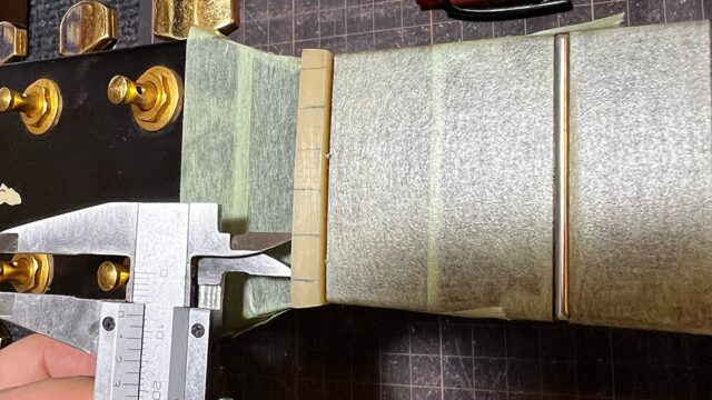 K.Yairiのアコースティックギター「LO-90-N」のナットの溝の幅を罫書き