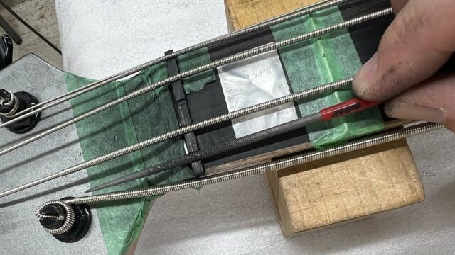 5弦ベースのナット溝を削っているところ