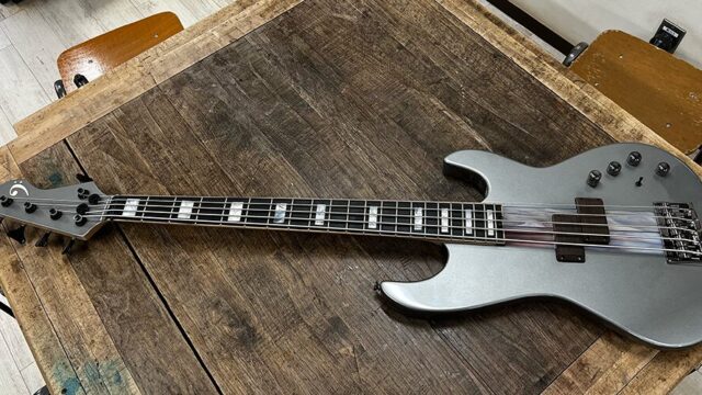 完成した5弦ベース