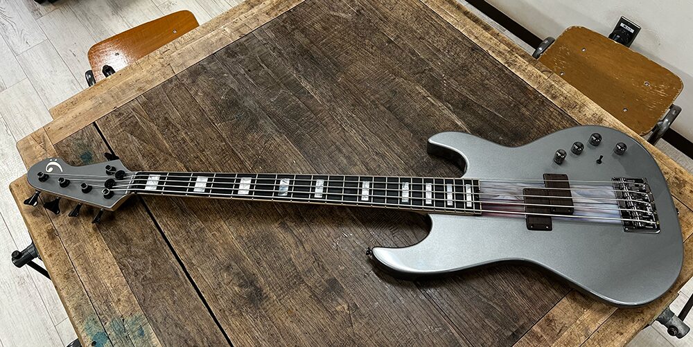 完成した5弦ベース