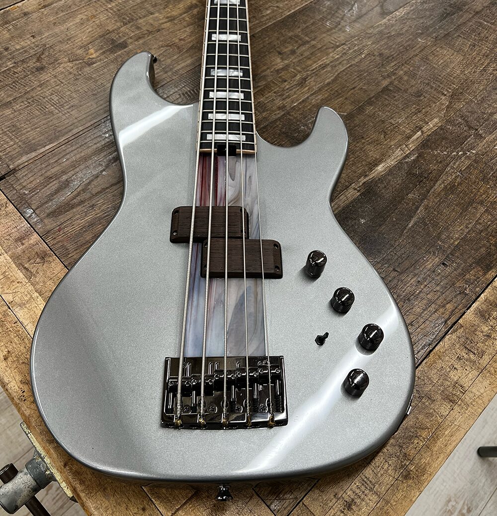 完成した5弦ベース