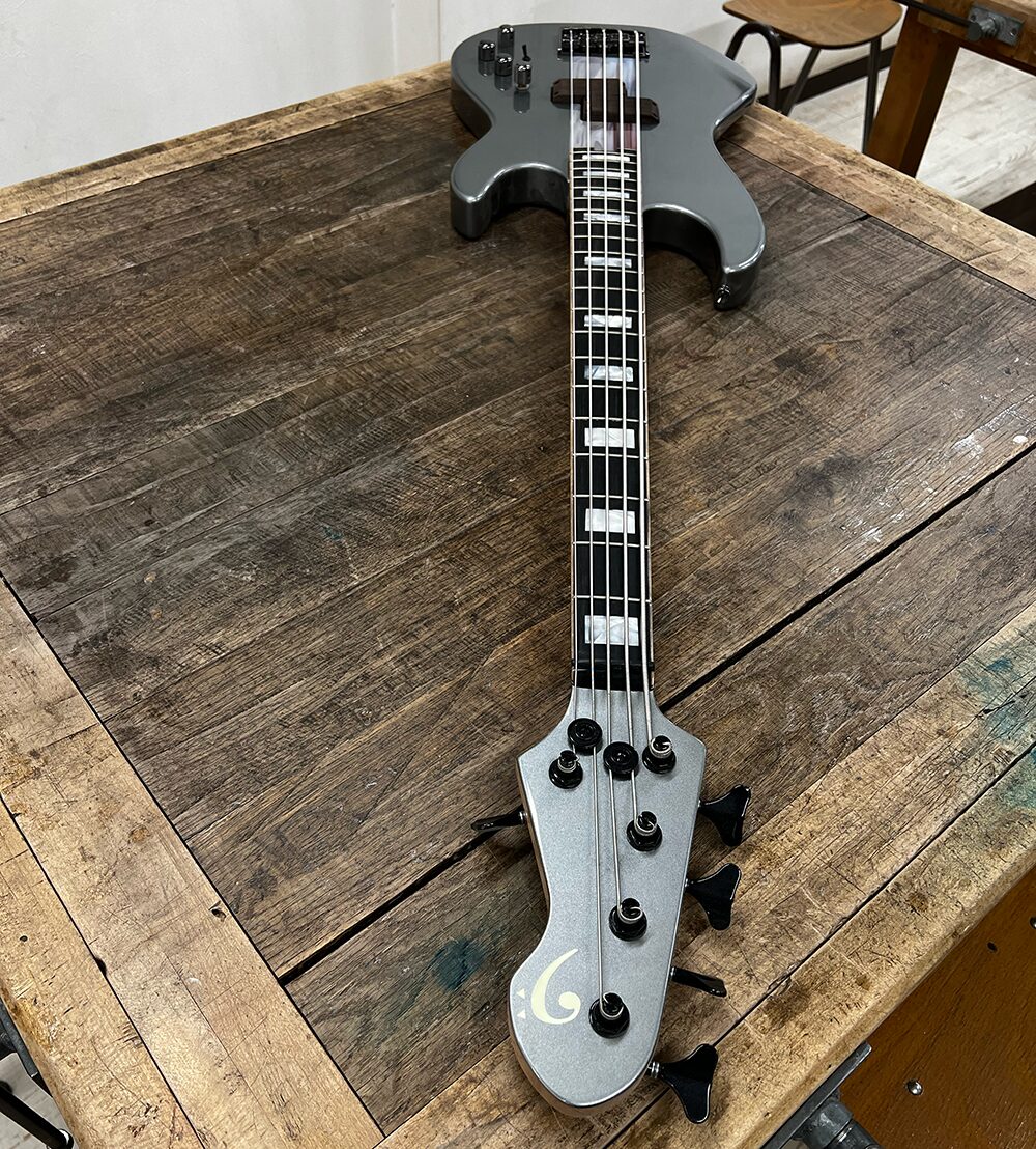 完成した5弦ベース