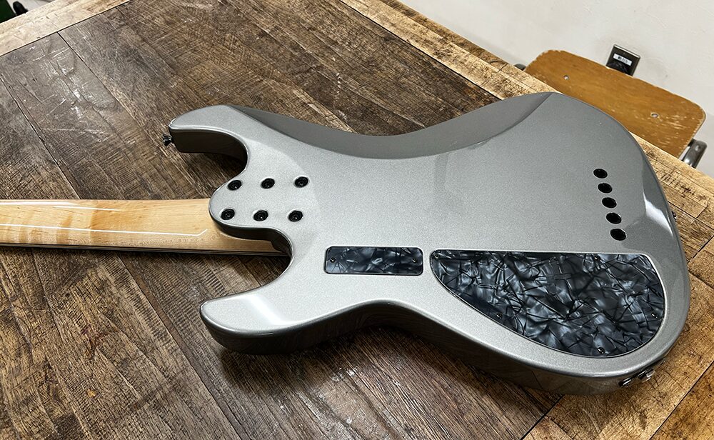 完成した5弦ベース