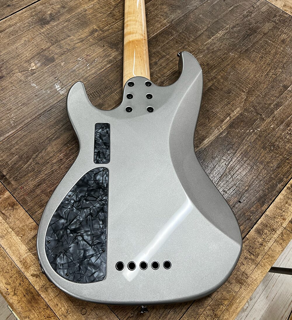 完成した5弦ベース