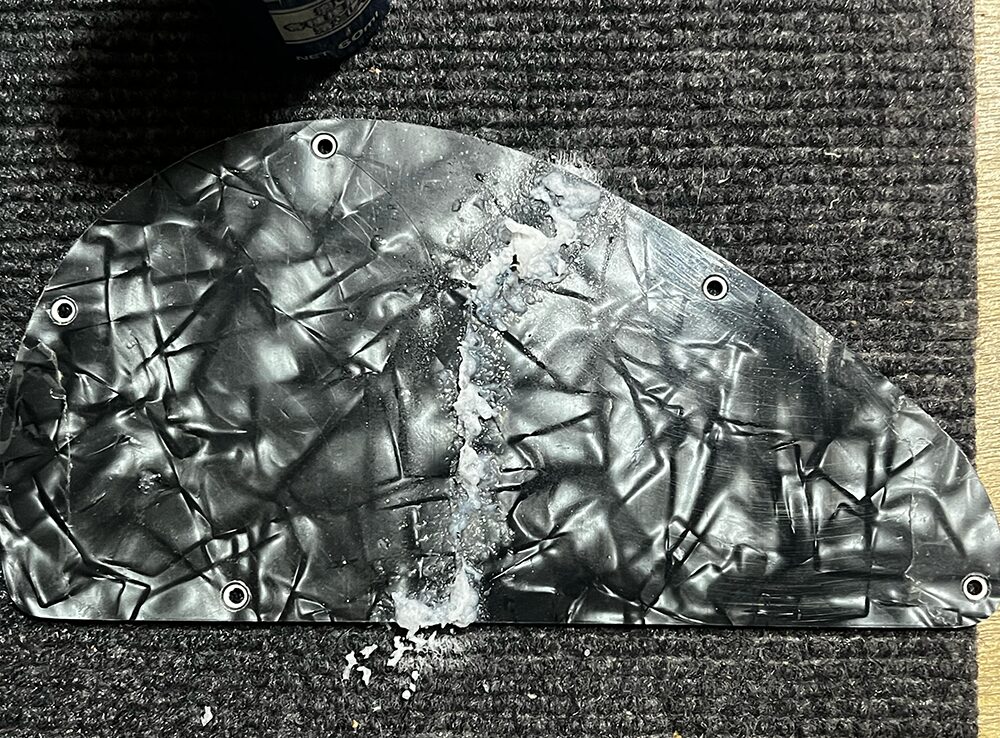 5弦ベースのコントロールパネルのフィルムを接着剤落としで剥がす