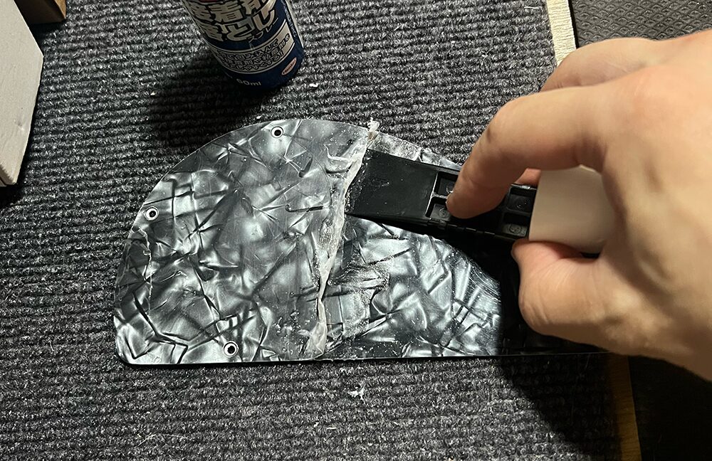 5弦ベースのコントロールパネルのフィルムを接着剤落としで剥がす