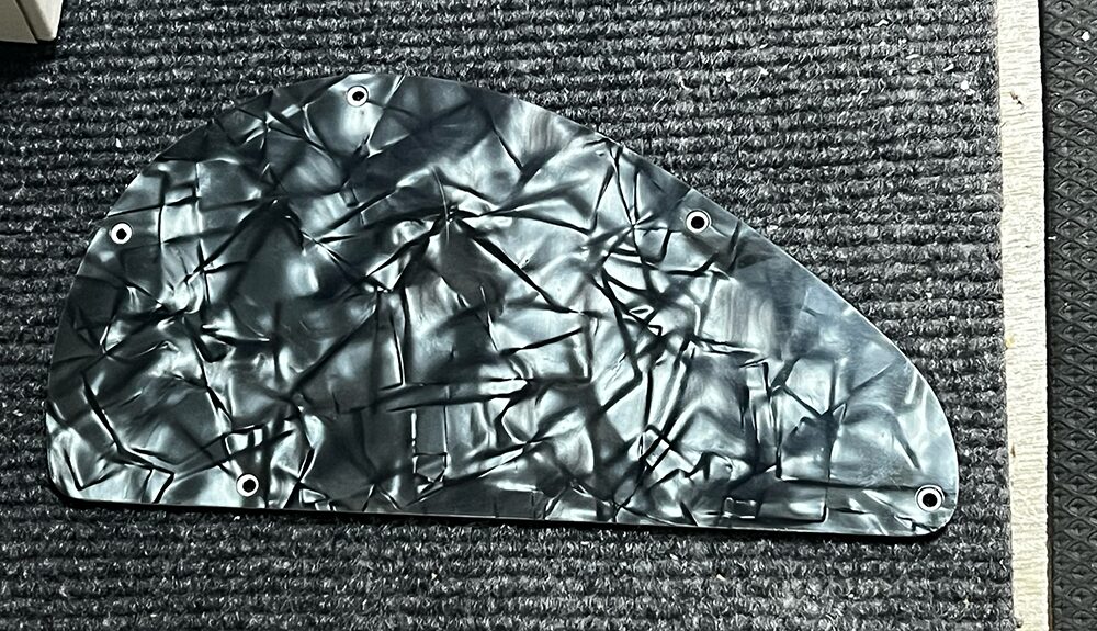 5弦ベースのコントロールパネルのフィルムを接着剤落としで剥がした状態