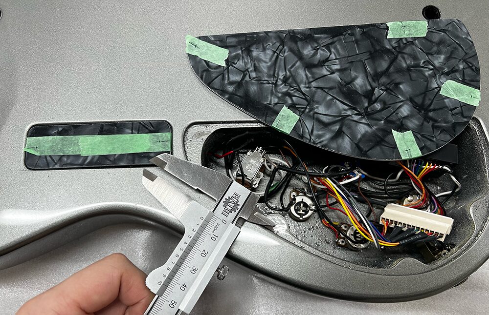 5弦ベースのコントロールパネルのビス穴の位置をノギスで計測