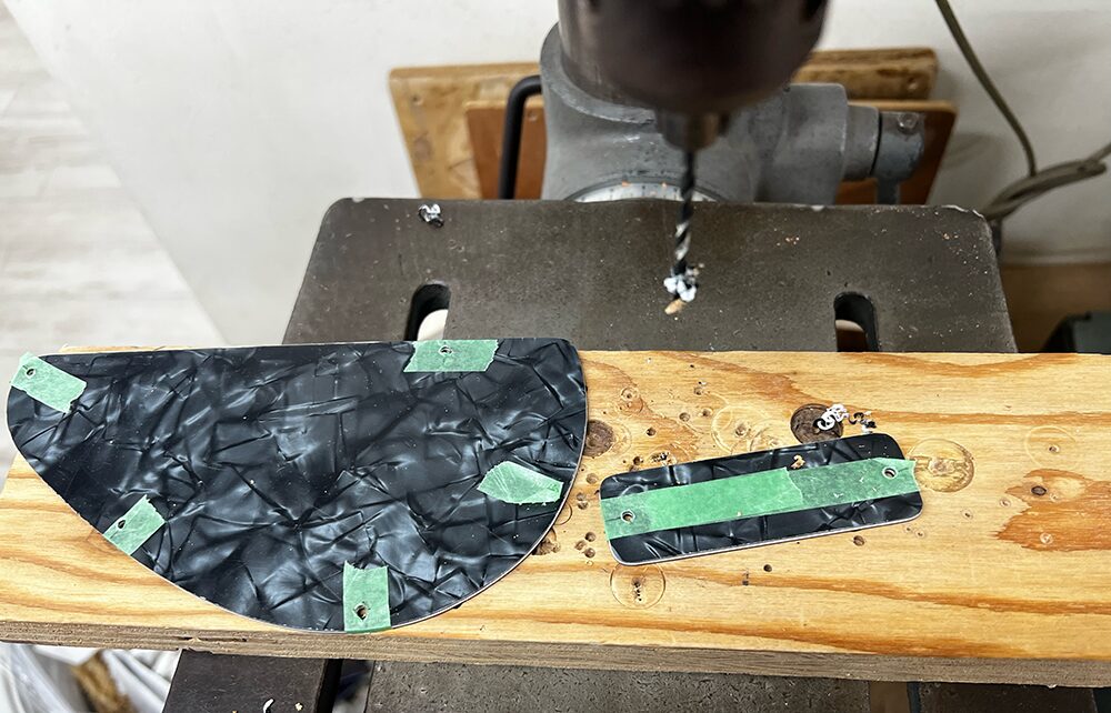 5弦ベースのコントロールパネルにボール盤でビス穴を開ける