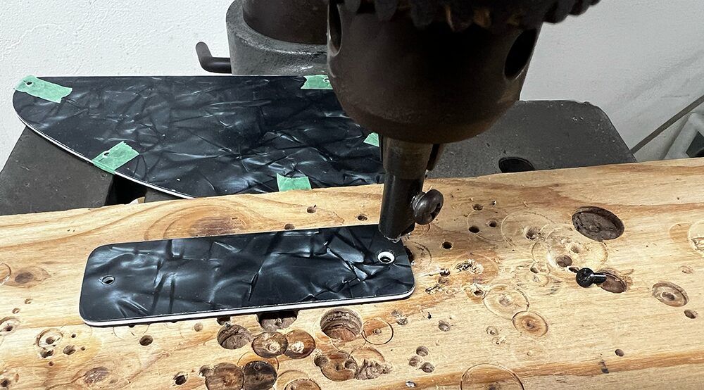 5弦ベースのコントロールパネルのビス穴の上面を皿切り