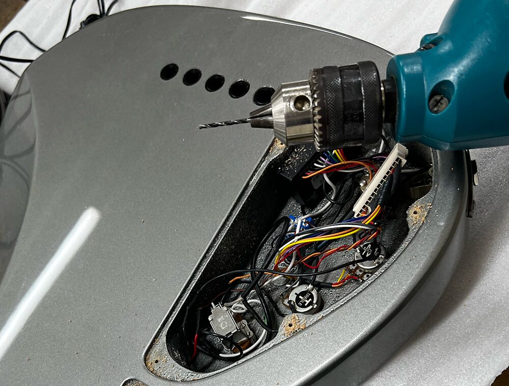 5弦ベースのコントロールザグリに電動ドリルでビス穴を開ける