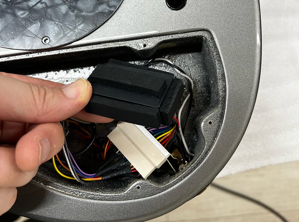 5弦ベースのプリアンプにスポンジを貼り付け