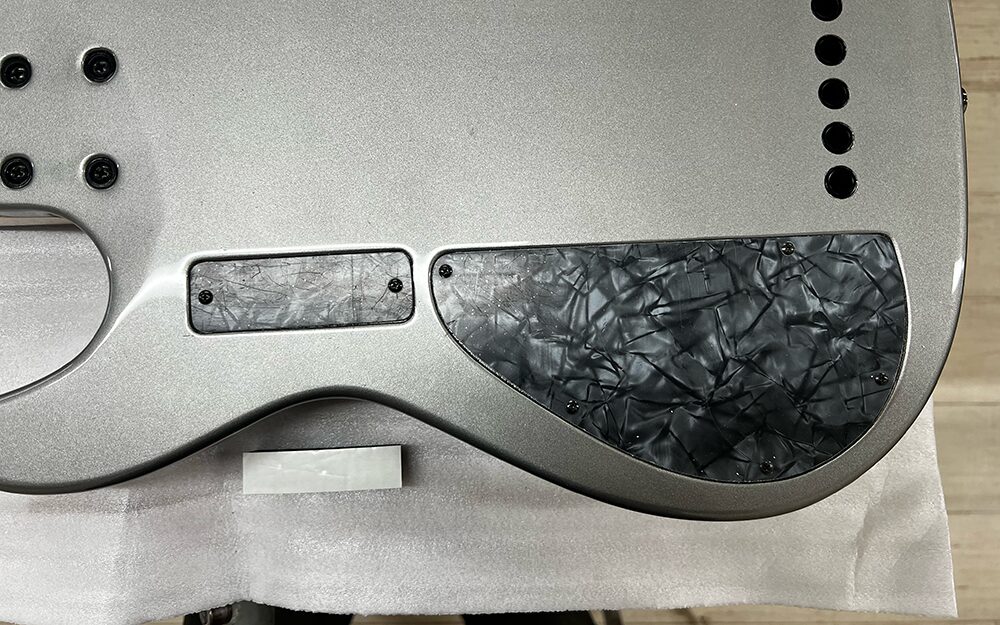 5弦ベースのコントロールパネルを取り付け