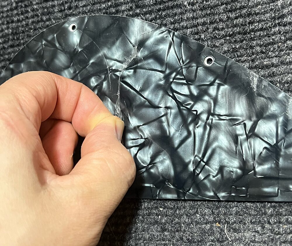 5弦ベースのコントロールパネルのフィルムを剥がす