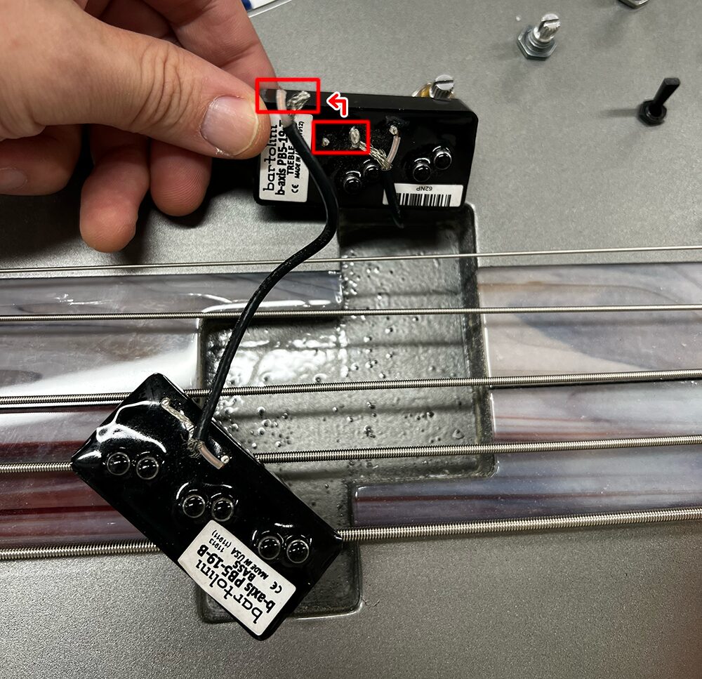 Bartoliniの5弦ベース用のピックアップの配線の一部を切断して取り外し