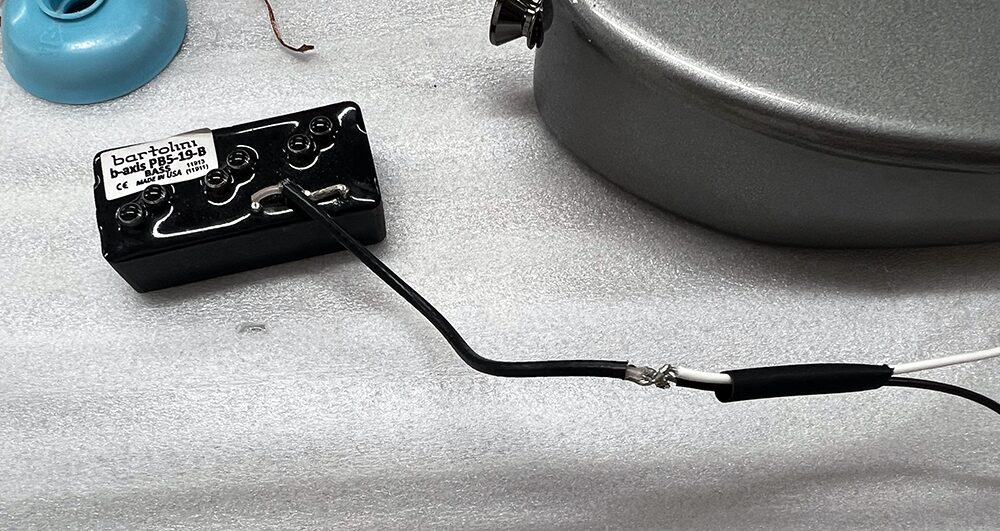 Bartoliniの5弦ベース用のピックアップに配線材を継ぎ足し