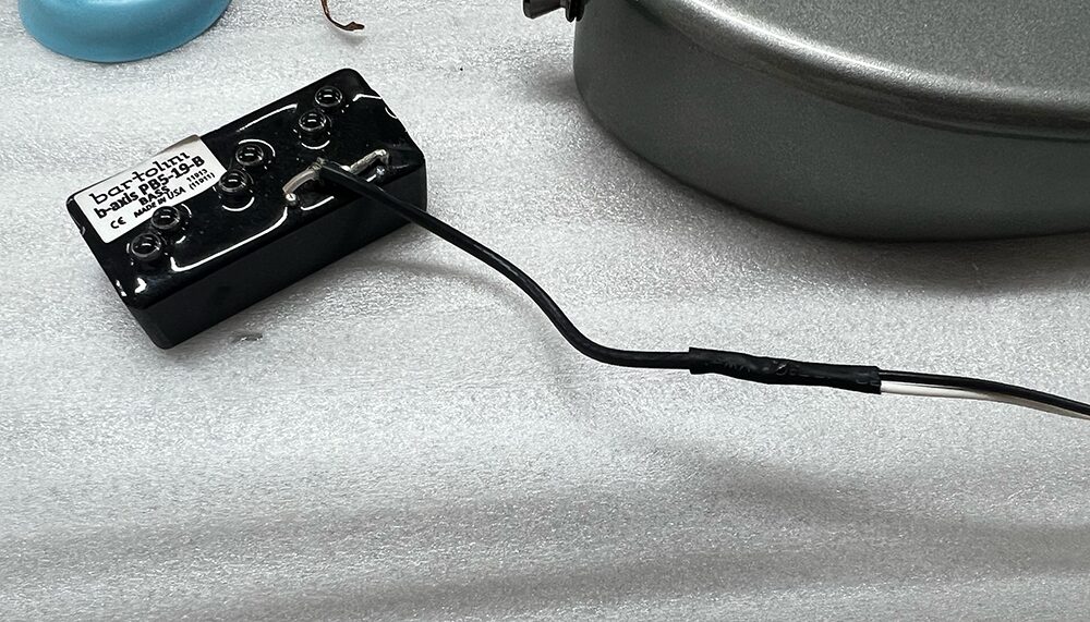 Bartoliniの5弦ベース用のピックアップに継ぎ足した配線材のつなぎ目に熱収縮チューブを被せる